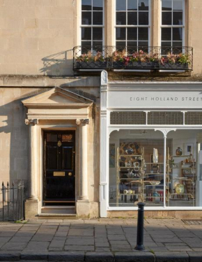 Entire designer Townhouse with luxury suites and rooms, located between The Royal Crescent and The Circus